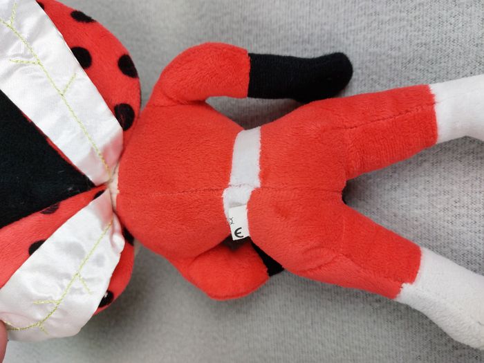 Peluche doudou poupée fille coccinelle SOCIETE GENERALE rouge noir fleur 27 cm - photo numéro 4