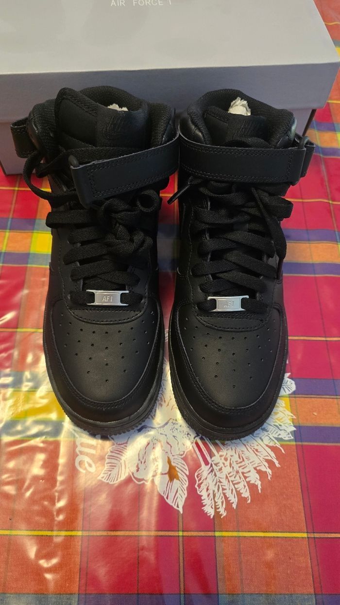 (Neuves non portées) 🏷🥰😍 superbes  baskets NIKE  AIR FORCE ONE Pointure 37.5 unisex 😍🥰 - photo numéro 3