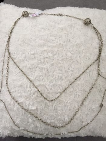 147-Sautoir argenté 3 rangs NEUF