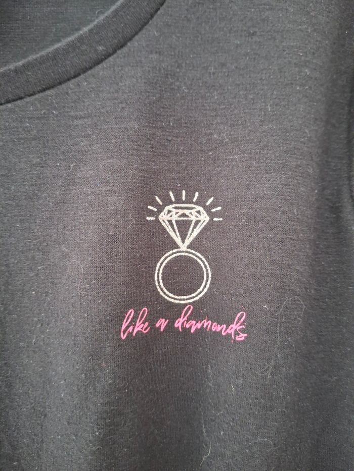 Tee-shirt croptop noir manches longues avec une bague 12 ans 3 Pommes
Très bon état ni trous ni tache - photo numéro 3