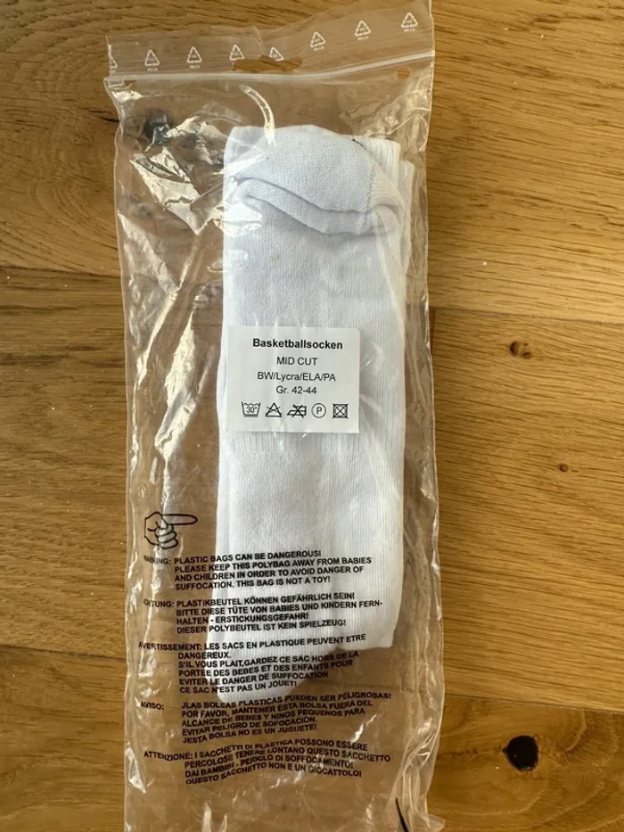 Chaussettes blanches neuf taille 42-44 - photo numéro 2