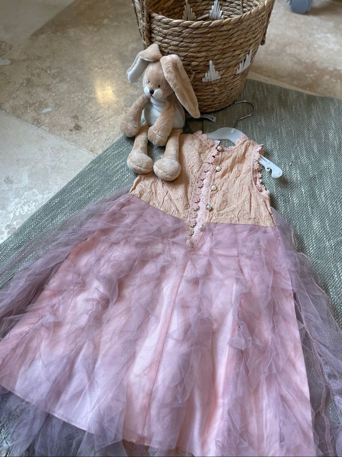 Magnifique robe  neuve avec étiquette, parfaite pour les fêtes, anniversaires ou occasions spéciales. - photo numéro 2