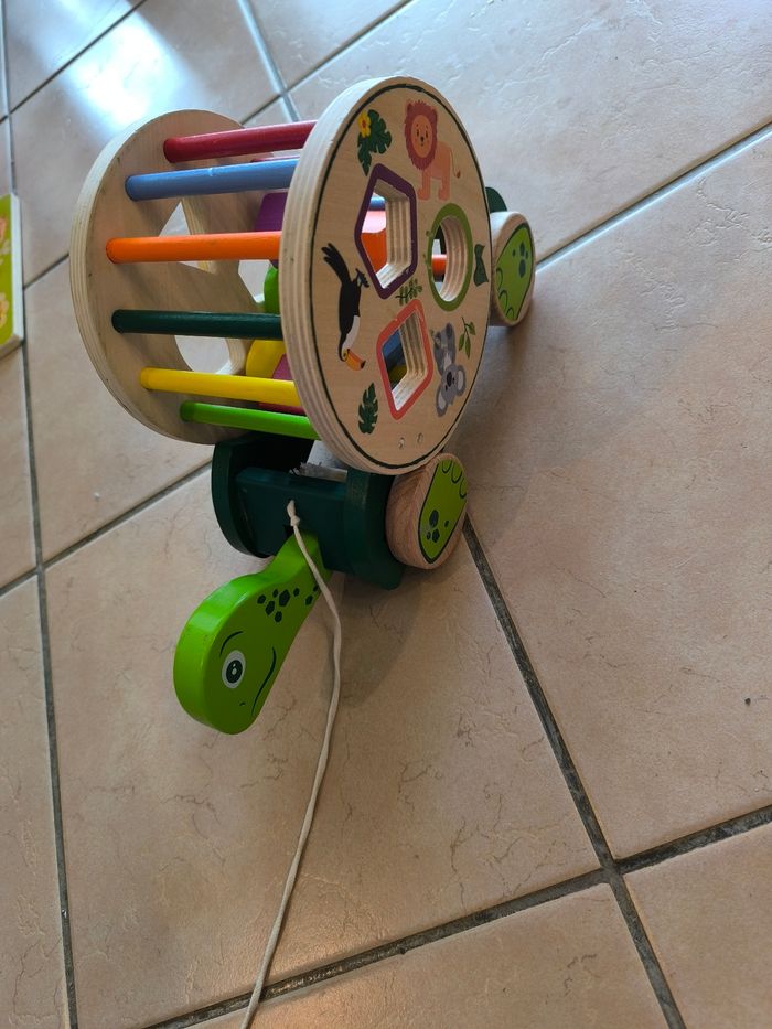 Tortue à tirer avec maison des formes