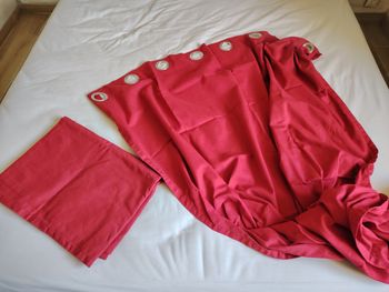 Paire de rideaux occultant rouge avec œillet marque la redoute