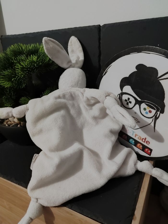 doudou lapin perle kaloo blanc gris K noeud 2013 Plat Carré Volute DD003194 - photo numéro 2