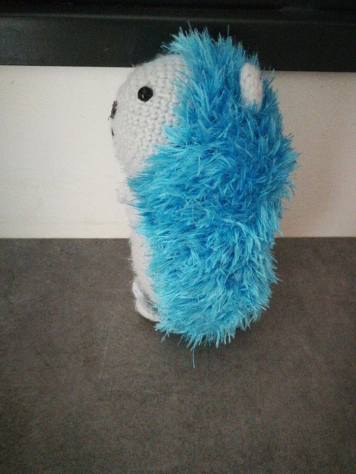 Peluche amigurumi hérisson bleu fait main au crochet - photo numéro 3