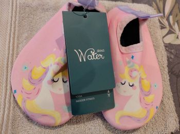 chaussons licorne - neuf - 24