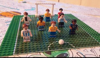 Lot de Legos foot neufs : 8 joueurs + 1 terrain et 1 but