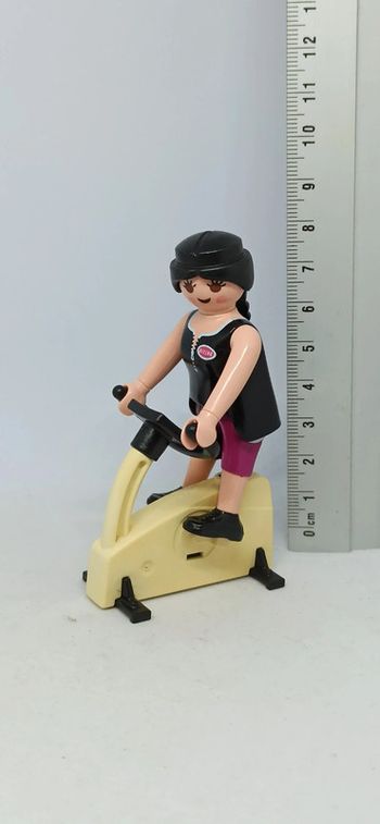Femme sportive sur vélo d'appartement playmobil