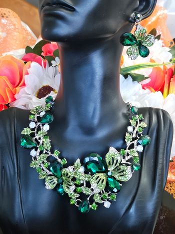 Parure collier et boucles d oreilles avec zirconium et pierres topaz verte