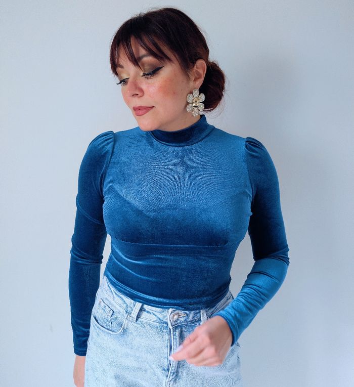 Pull court à col roulé bleu en velours moulant tendance moderne hiver Taille 36 S 
Très bon état - photo numéro 3