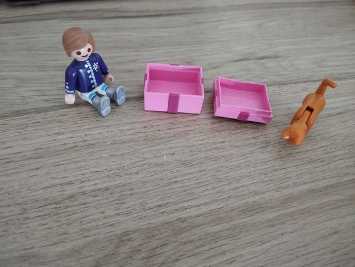 Playmobil avec un chat et un cadeau - photo numéro 2