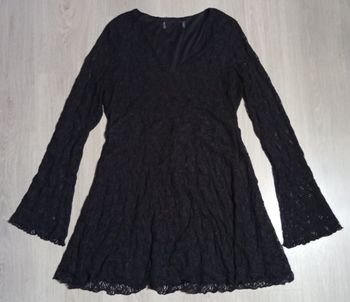 Robe mi longue en dentelle col V