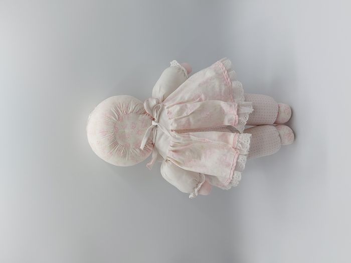 Peluche ancien doudou poupée tissu 35 cm robe fleur barrette papillon vintage ETAT MOYEN - photo numéro 2