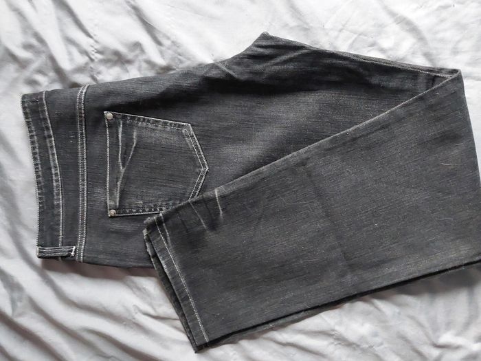 N°241  Jean avec déco sur poche avant et arrière. - photo numéro 2