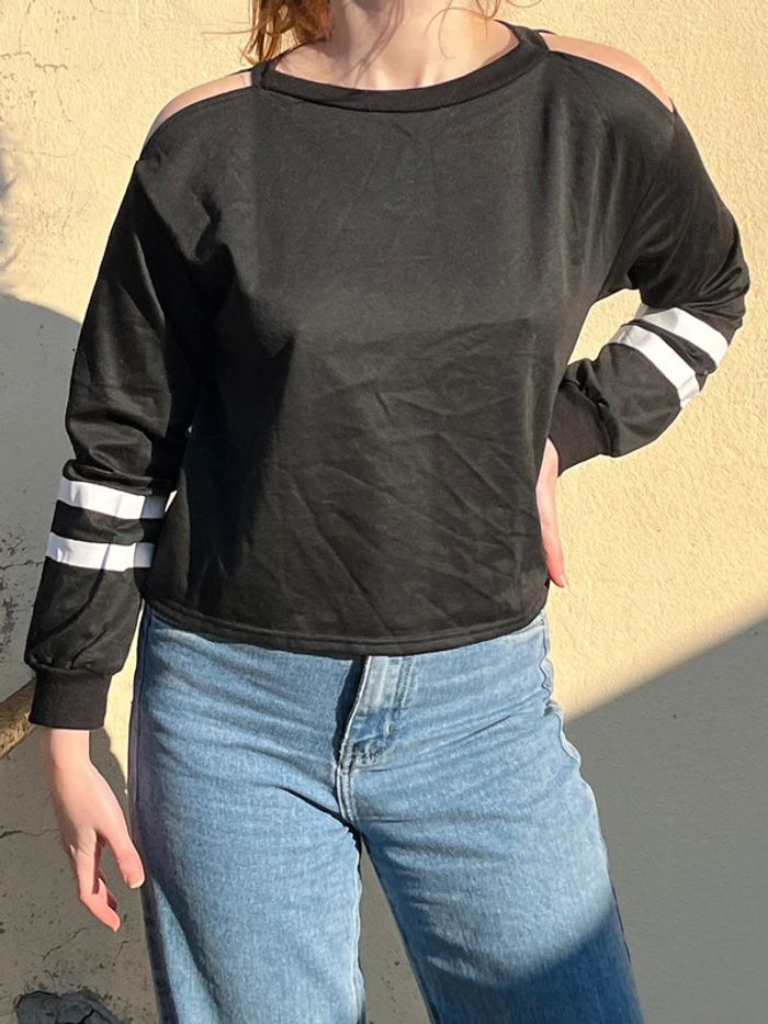 Sweat crop manches longues épaules dénudées - noir et bandes en blanc - photo numéro 5