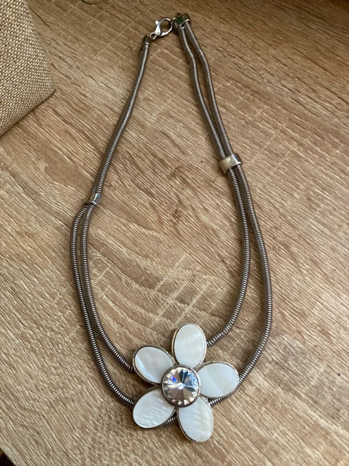 collier femme fleur