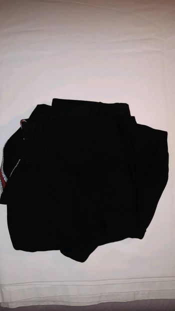 Pantalon noir à rayures rouges et argentées avec ceinture en taille 14 ans, Kiabi.
