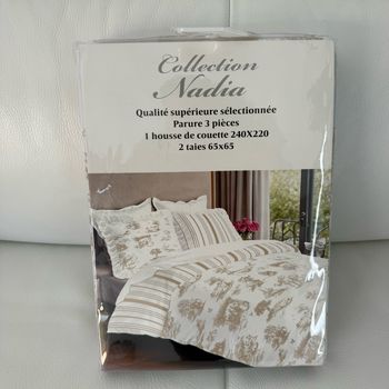 Parure de lit 3 pièces collection chez Nadia. Motif toile de jouy. 100% coton. 220 x 240 cm. Neuve jamais ouverte.