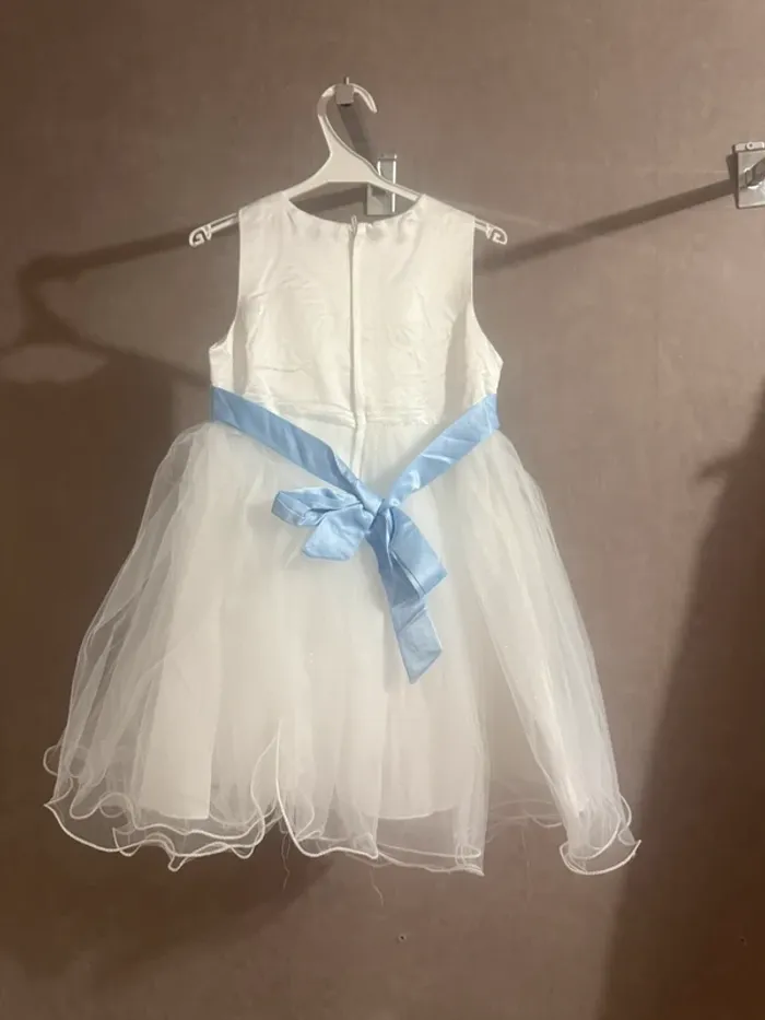 Robe festive blanche à détails bleus - photo numéro 2