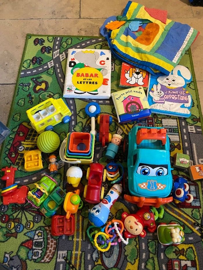 Lot jouets bébé