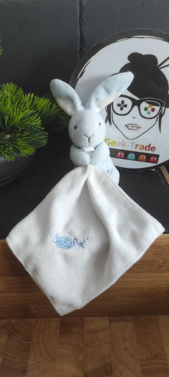Doudou lapin bleu blanc avec mouchoir Layette baby nat' marron