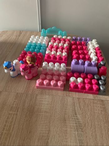 55 pièces de construction Méga bloks + 2 licornes + 1 princesse