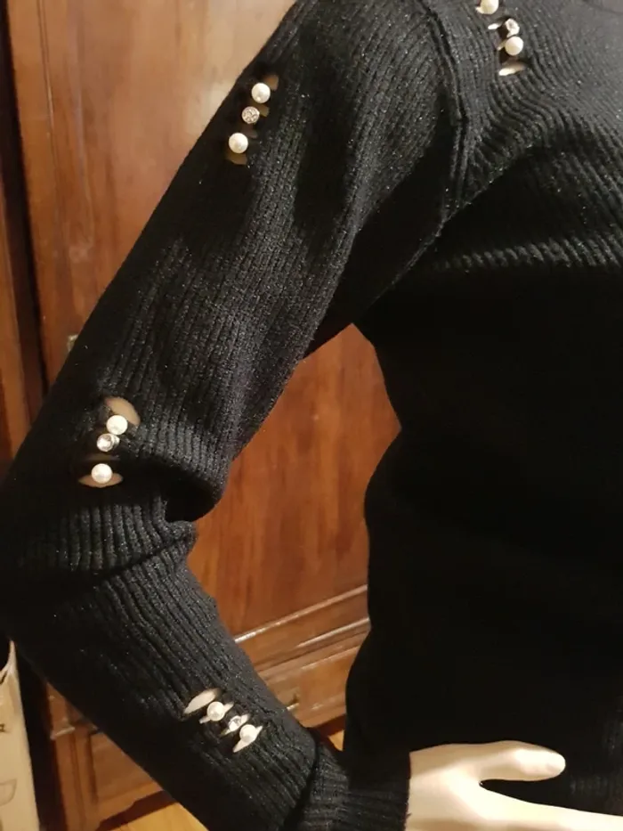 Pull noir avec strass - photo numéro 3