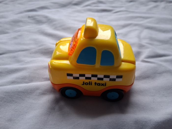 Véhicule tutute bolide Charlie jolie taxi