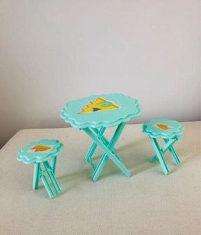 Ensemble chaises et table barbie boutique magasin