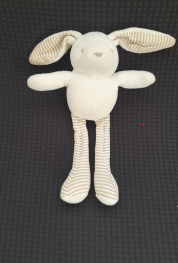 Peluche lapin beige rayé 25 cm – jouet enfant