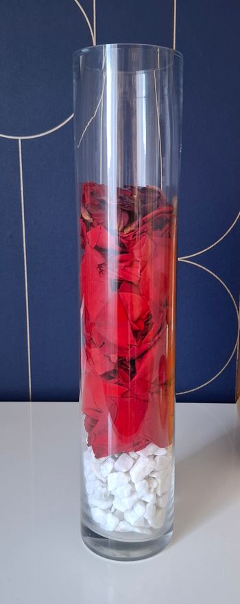 vase pierres blanches et pétales de rose 
