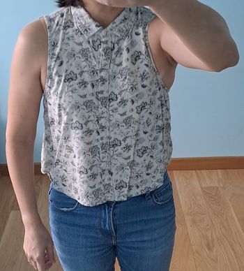 Chemiser beige Hollister sans manche– Motifs floraux – Style élégant et romantique