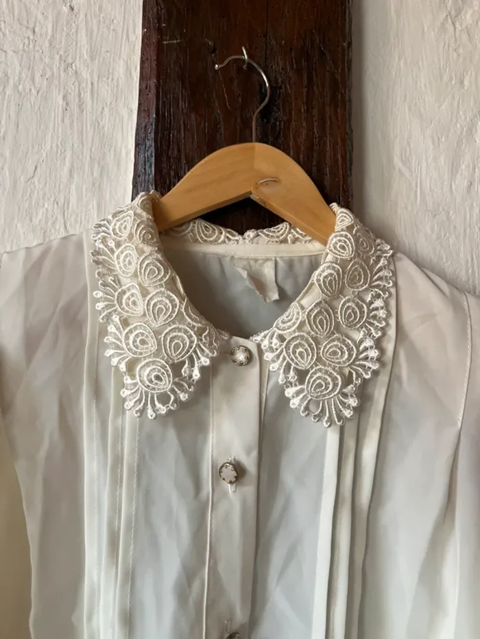 Chemise blanche vintage chic – dentelle & col travaillé – made in France – TU - photo numéro 5