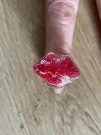 Bague en verre forme bouche réglable