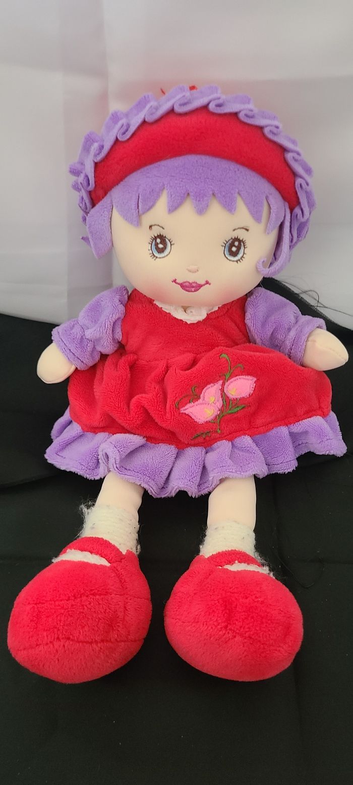 Poupée chiffon en robe et chapeau en velours rouge et violet