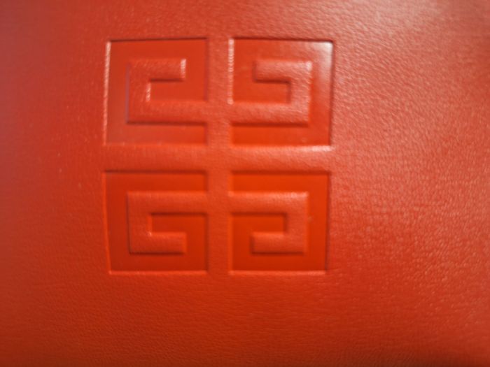 NEUF ! POCHETTE ROUGE DEMI-CERCLE GIVENCHY - photo numéro 2