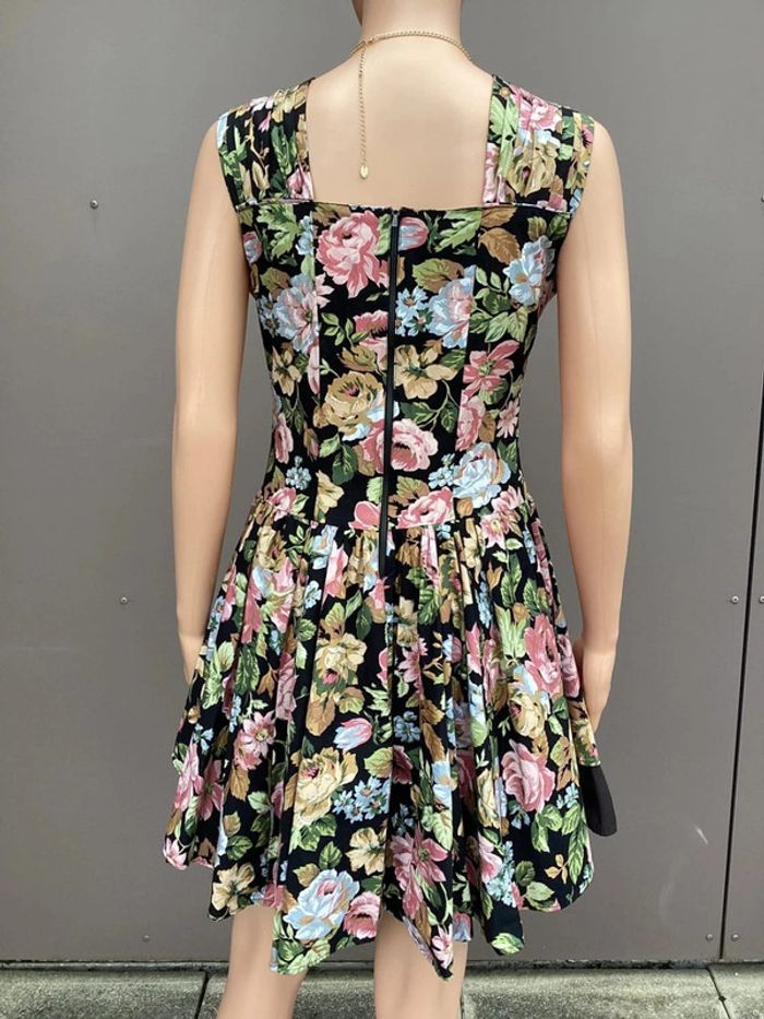 Robe fleurie noire à décolleté lacé – Taille 40 – Excellent état - photo numéro 6
