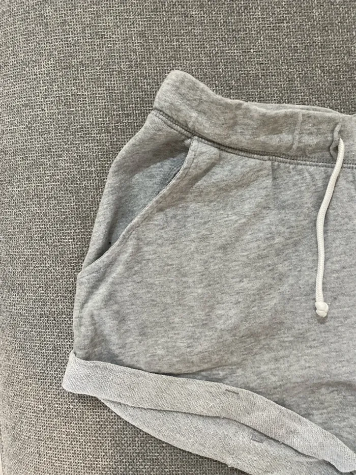 Short mini gris clair - photo numéro 2