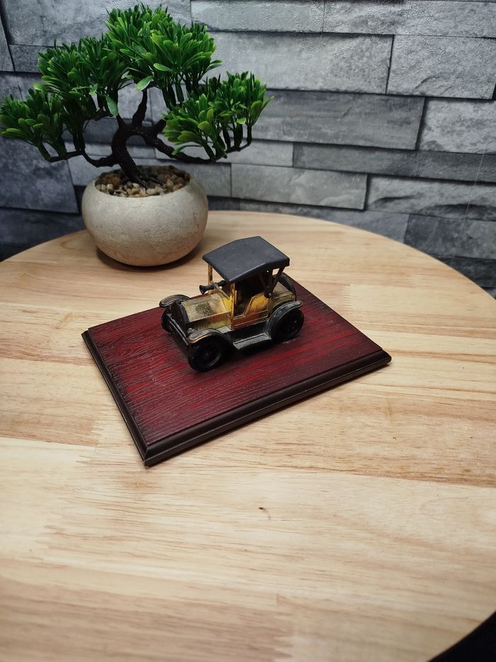 Voiture ford 1917 sur plaque