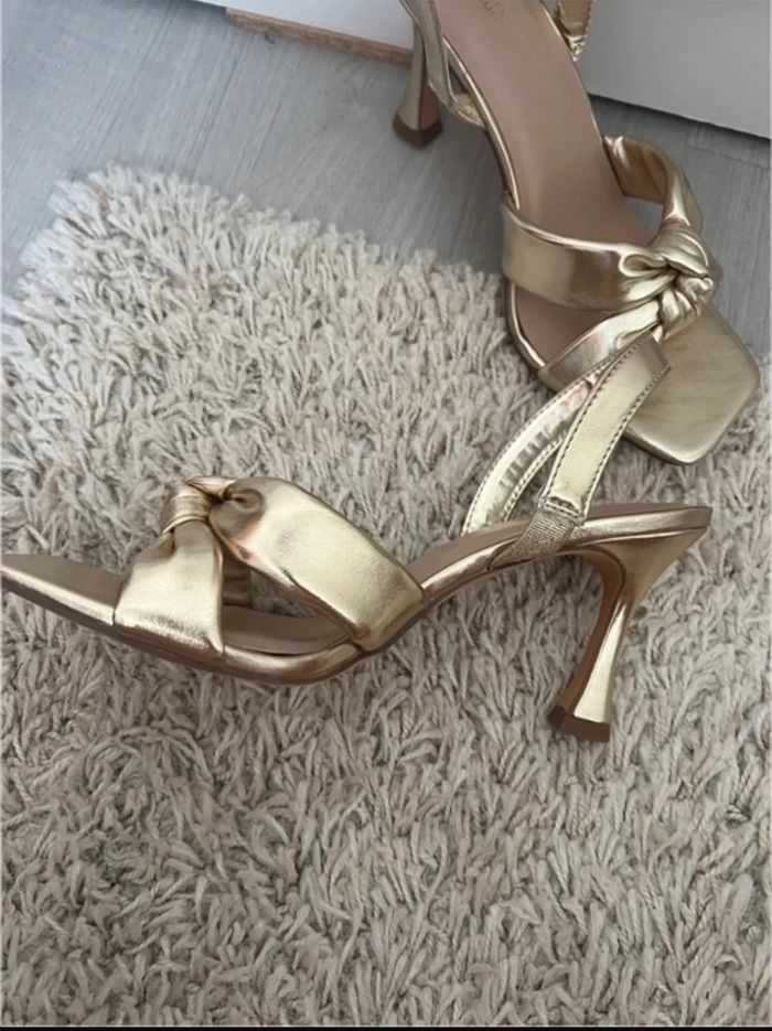 Sandales à talons cloche détail noeud dorées Primark - photo numéro 2