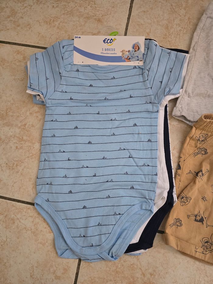 Lot bodys Manches courtes et shorts 24 mois - photo numéro 3