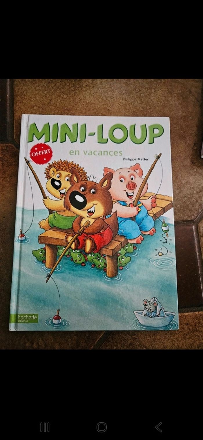 Livre enfant "mini loup en vacances"