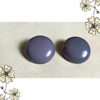 Boucles d’oreilles clip vintage violettes – Look rétro intemporel