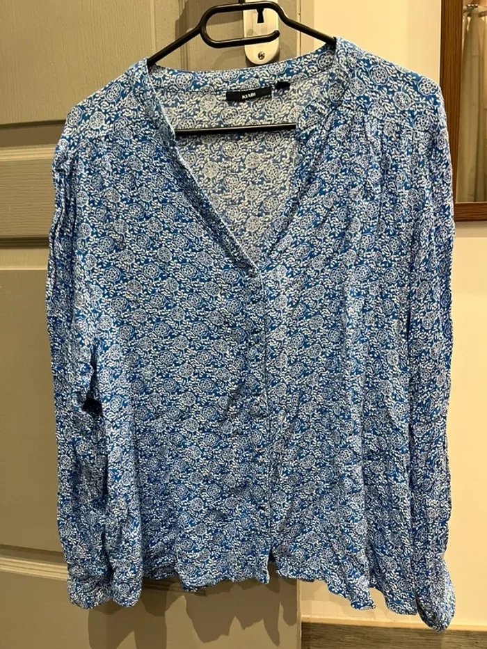 Chemise bleue fleurie