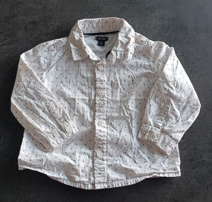 Chemises manches longues blanche et motifs
Taille 18 mois