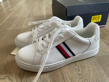 Basket neuve tommy Hilfiger 37