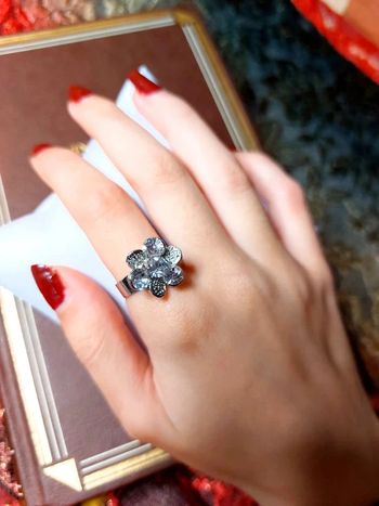 Magnifique bague ajustable couleur argenté, fleurs