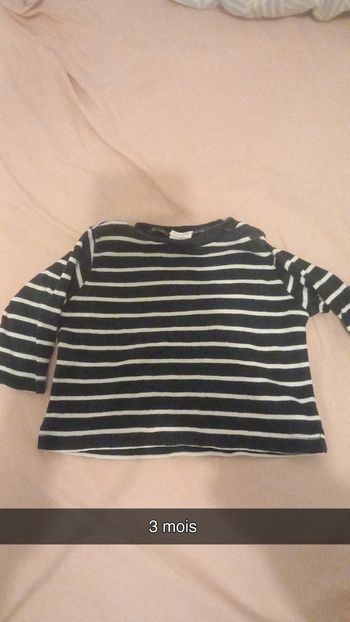 Haut noir à rayure blanc 3 mois