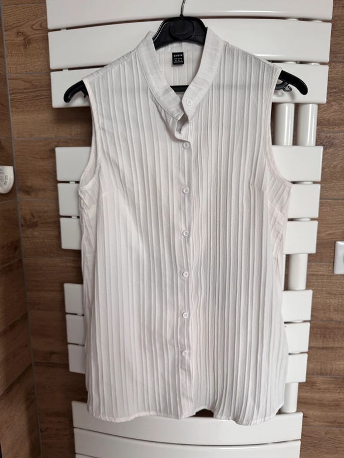 Chemise sans manche ouverte dans le dos
